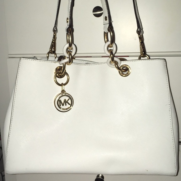White michael kors hand bag with shoulder straps. - Picture 1 of 5